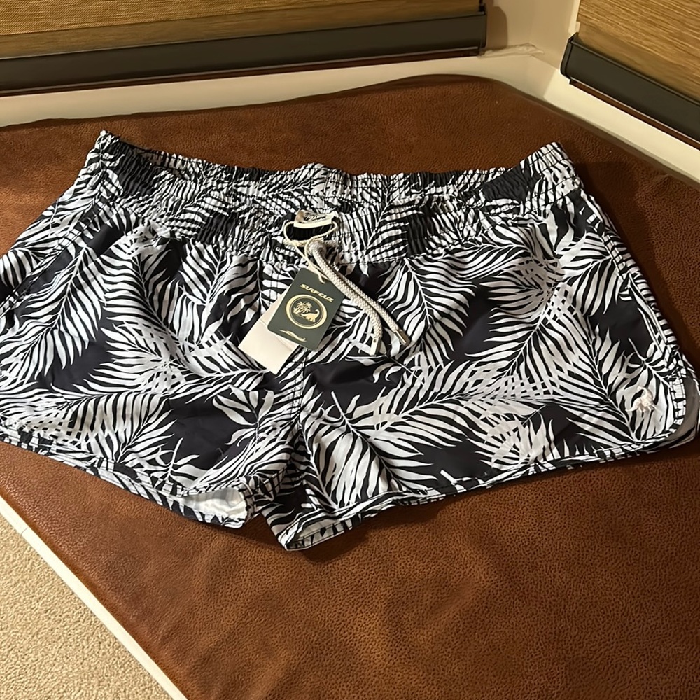NWT  Surf Cuz Short  Size L
